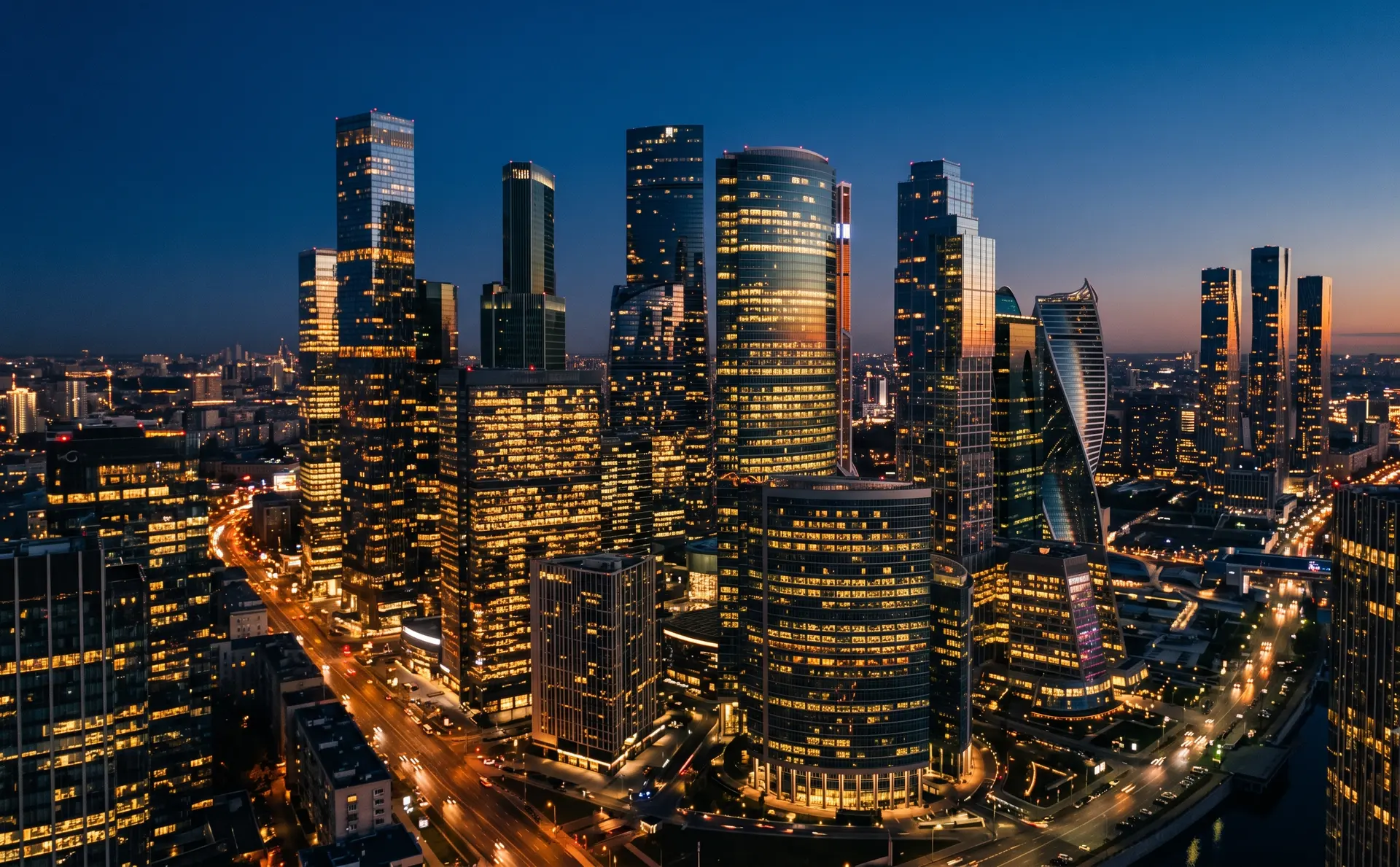 Skyline financiero al atardecer, torres corporativas de negocios internacionales